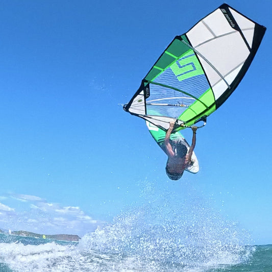 Vindsurfare gör ett omvänt hopp med Patrik 4-Style-segel