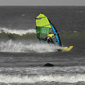 Patrik 4-Wave action - bottom turn