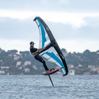 Wingfoilåkare med Patrik Chase VX Gen4-vinge