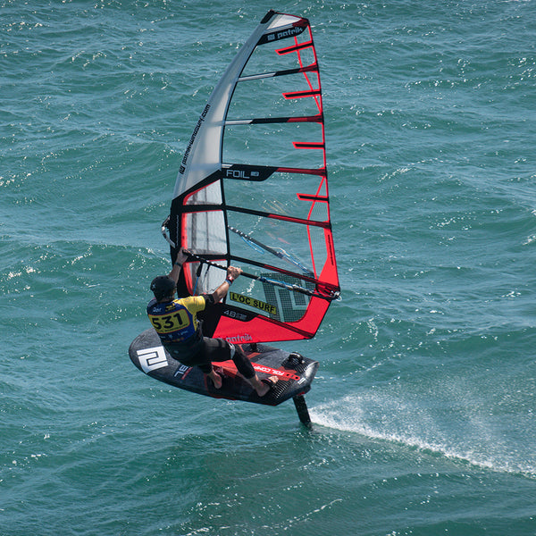 Vindsurfare foilar med Patrik Foil S2-segel