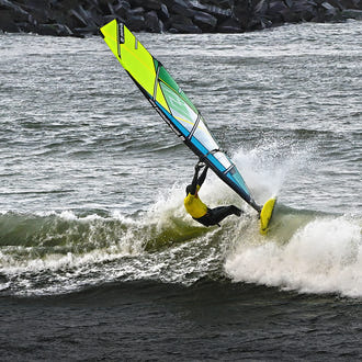 Vindsurfare i vågorna med Patrik F-Wave