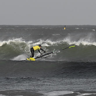 Vindsurfare i vågorna med Patrik F-Wave