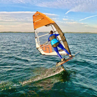 Vindsurfare foilar bakåtvinklad med Patrik GT-3 Foil-segel