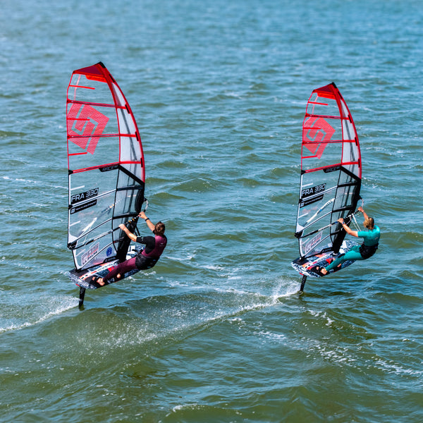 Två tävlingsseglare foilar sida vid sida med Patrik Race HA Gen2-segel