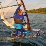 Vindsurfare foilar med Patrik Ride Foil-segel, visar tummen upp