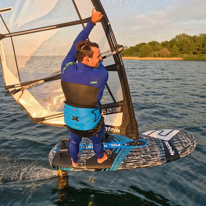 Vindsurfare foilar med Patrik Ride Foil-segel, visar tummen upp