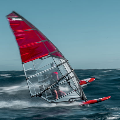 Vindsurfare seglar Patrik Slalom i hög fart