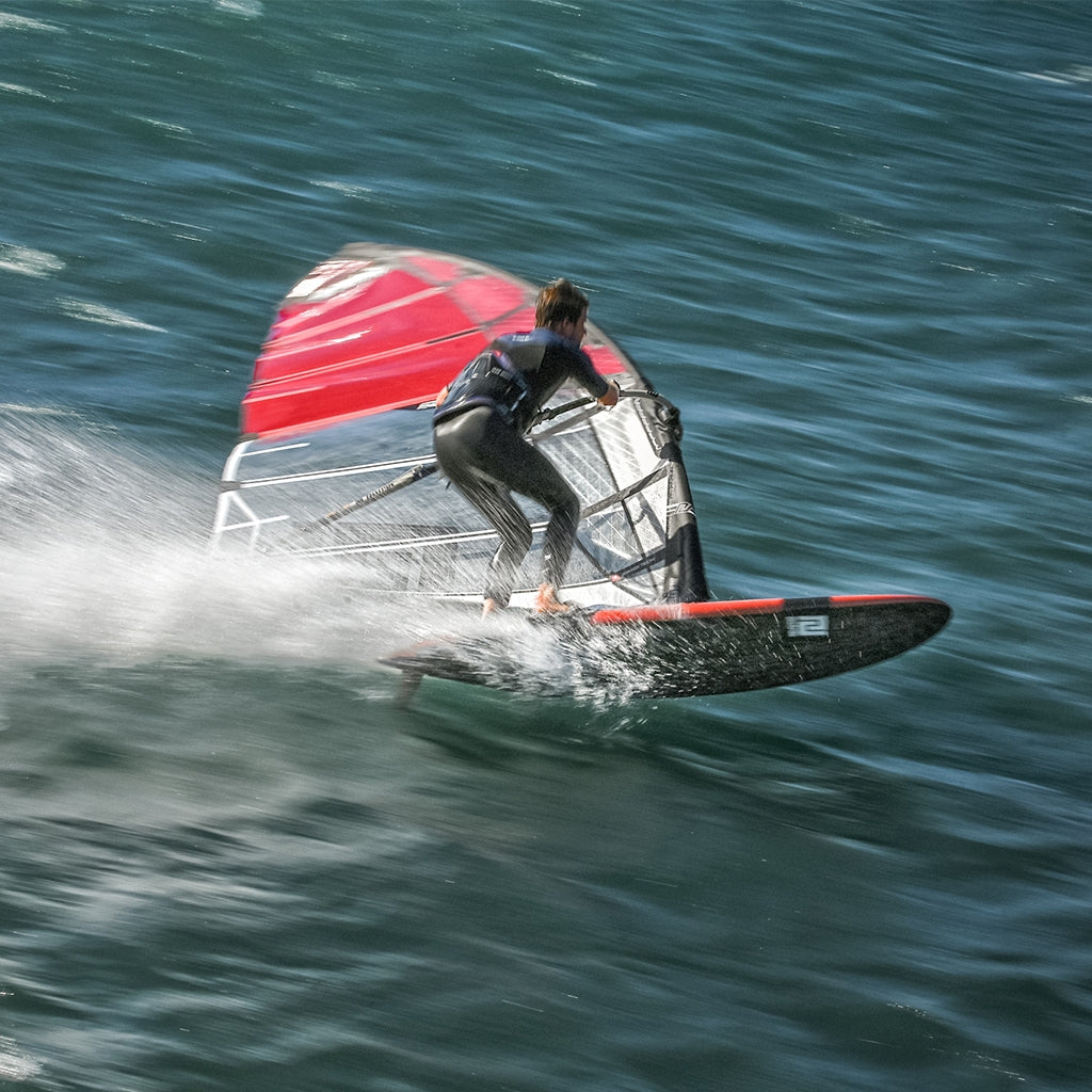 Vindsurfare foilar med Patrik Slalom-utrustning